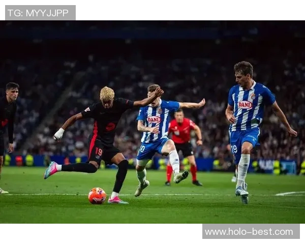 外国网友热议足球明星精彩瞬间视频引发全球关注与讨论